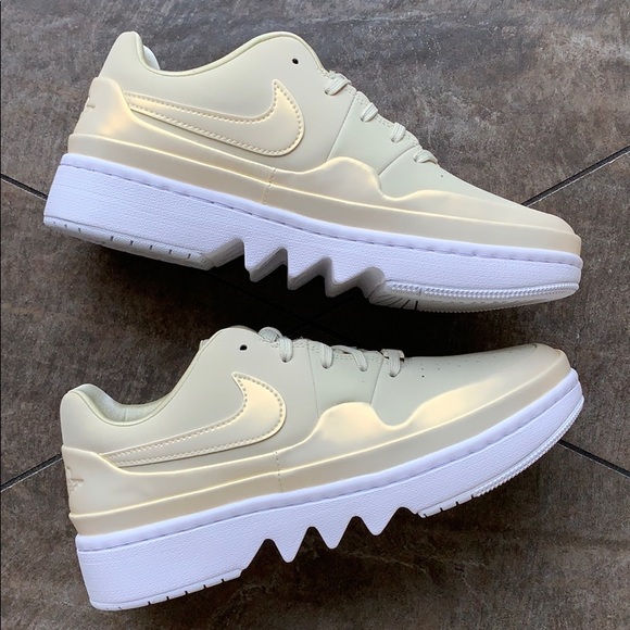 NIKE W AJ 1 JESTER XX LOW LACED SE FOSSIL-WHITE - Picture 14 of 16